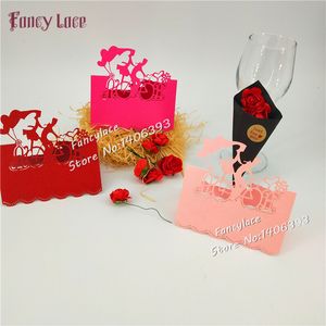 50pcs Mariage Laser Cut Romantic Bridegroom Bride Party Decor Cards Place Pearl Hollow Out Man Femmes Table Nom CARTES DE TABLE