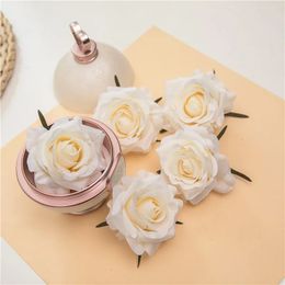 50PCSlot Artificial Rose Flower Head 7CM Europea Retro Seda Flores de la boda Pared Floral Fiesta Hogar Decorativo 240109