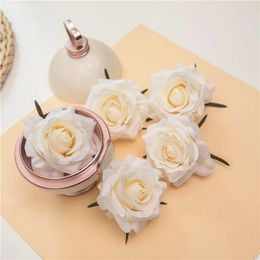 50PCSlot Artificial Rose Flower Head 7CM Europea Retro Seda Flores de la boda Pared Floral Fiesta Hogar Decorativo 240131