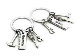 50pcslot Nouveaux outils de papa en acier inoxydable Keychain Grand-père Tournevis à clés de la fête des pères 1 85 W29390304