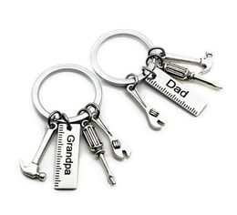 50PCSlot Nieuwe roestvrij staal Dad Tools Keychain Opa Hammer schroevendraaier Keyring Vaderdag Gifts1 85 W22359680
