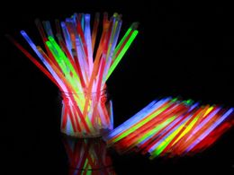 50pcSset Bracelets fluorescents clignotant des bâtons de lueur de jouet pour la célébration de Noël Cérémonie Article Produit 9374231