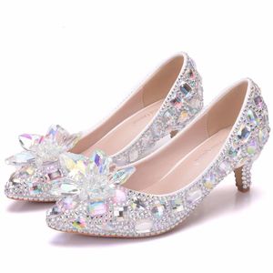 513 Robe épaisse en cristal reine des femmes pompes 5 cm Sier Lady Bride Chaussures de mariage Party Femme basse talons 230822 925