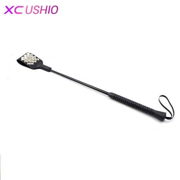 53 cm de longitud Negro PU Remache de cuero Sex Whip Riding Crop Spanking Paddle Juguetes sexuales Producto Flogger para pareja Juegos sexuales para adultos Y18100702