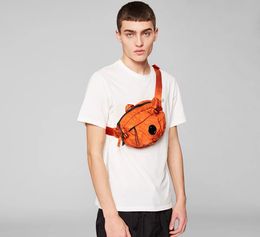 54 Color Men Casual T Shishs CP Single Shoulder Crossbody Celina pequeña Bolsa de celda Camiseta Una lente Bordado clásico Paquete de cofres Bolsas de cintura Tops Unisex TEE