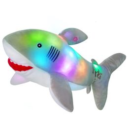55 cm Light-Up Shark Doll Toys Toys de haute qualité PP Coton Sleeping Throw Oreillères Animaux en peluche mignons doux pour filles Glow Toy 240419