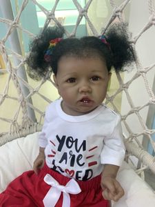 55 cm Nieuwe zwarte huid Saskia met tanden herboren todderl meisje baby pop levensechte echte touch full body siliconen Afro-Amerikaanse baby q0910