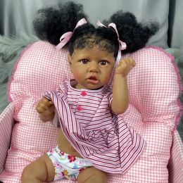 55 cm herboren Saskia African American Doll Full vinyl body girl wasbaar met de hand geworteld haar donkere huid baby pop voor kinderen cadeau