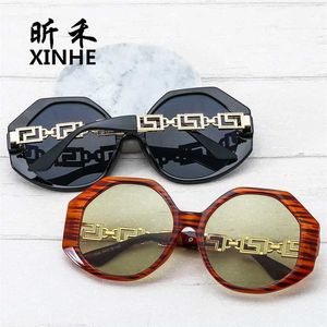 56% OFF Vente en gros de lunettes de soleil New Fashion PC Large Frame Hommes Femmes Lunettes de soleil et lunettes modernes polygonales personnaliséesDP3L