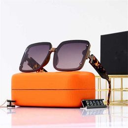 58 % Großhandel mit Sonnenbrillen. Neue polarisierte Damen-Sonnenbrille mit einfachem Kasten und dickem Bein und großem Rahmen