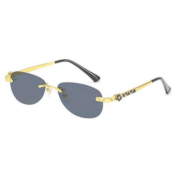 58% Venta al por mayor de gafas de sol Diamantes de moda personalizados para mujeres Flor de oro púrpura Gafas de sol con patas de espejo de metal Gafas redondas de moda