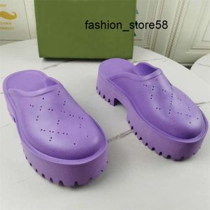 5A vrijetijdsschoenen Schoenen Mooie geperforeerde designersandalen Luxe platformglijbaan Holle patroonpantoffels Transparante materialen Sandaal Rubberen platte pantoffels