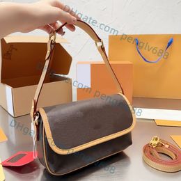 5A Designertassen Damesmode Gedrukte schoudertassen Luxe onderarm crossbodytassen Klassieke oude bloemenhandtassen Draagbare leren tassen met gesp