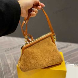 5A Mode Sac à bandoulière Simple Designer Cuir Élégant Portefeuille Hiver Peluche Bandoulière Pour Femmes Classique Célèbre Marque Shopping Sacs À Main 220317