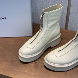 5A The Row Bottines Chelsea en cuir lisse blanc avec plateforme zippée, bout rond, talons bloc, bottines plates, grosse botte de luxe, mode de créateur