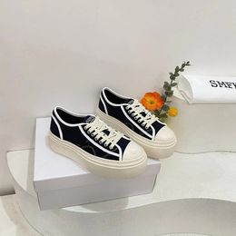 5AAAAA Sandalias pequeños zapatos blancos diseñador de lujo edición superior MC zapatos deportivos saletail cuero de seda importado italiano casual hombres y mujeres caja a juego gratis