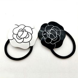 5 CM blanco y negro acrílico C cabeza cuerda bandas de goma anillo para el cabello horquilla joyería accesorios para sombreros VIP regalos 289p