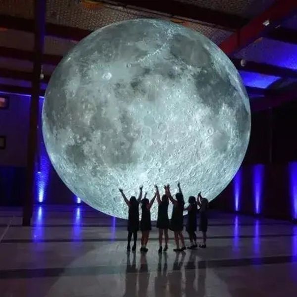 5 mD (16,5 pieds) avec ventilateur en gros Boule de lune gonflable à éclairage géant gris suspendu ballon de planète à la terre pour la décoration du festival