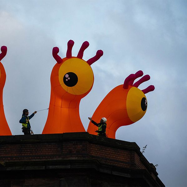 Tube de monstre gonflable Orange géant avec souffleur, 5mH (16,5 pieds), vente en gros, avec lumière pour décoration d'halloween dans un centre commercial