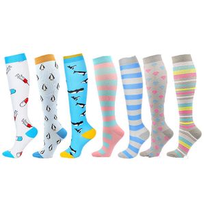 5 -st sokken kousen compressiekousen vrouwen mannen druk sokken comprimeren sportlicht grijs donkergrijze liefde strepen pinguïn patroon nylon fun sm z0221