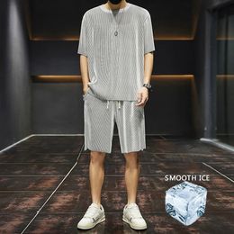 5xl Grands hommes Sports Suit coréen High Street Fashion Tshirts Short Ice Silk Summer Men Retro Neck Vêtements 240422