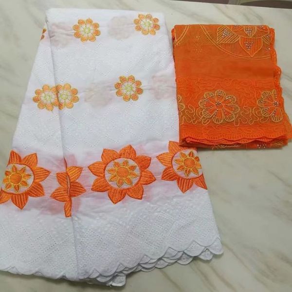 Gran oferta de tela de algodón africano blanco de 5 yardas con bonito patrón bordado y conjunto de encaje de red de blusa naranja de 2 yardas para vestido BC74-6