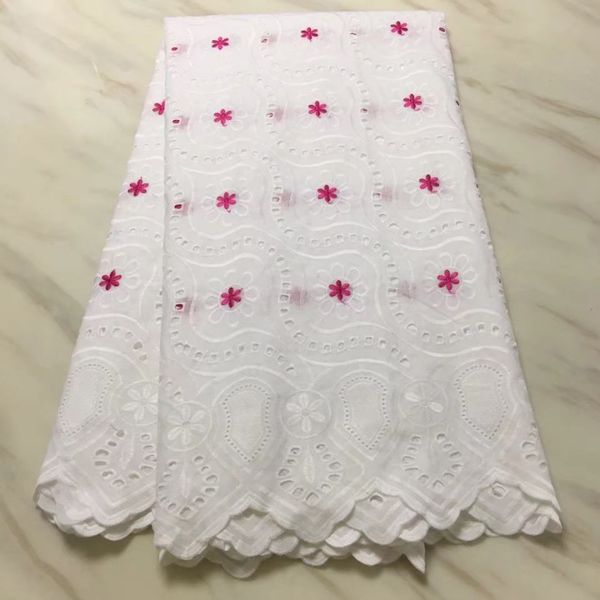 Tela de algodón africano blanco de aspecto agradable de 5 yardas con bordado de encaje de gasa suizo de flor fucsia para vestido BC38-1