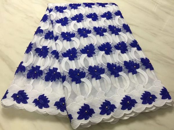 5 yardas/lote de tela de encaje de red francesa blanca a la moda y material de malla africana con bordado de flores azules con cuentas para vestir BN107-7