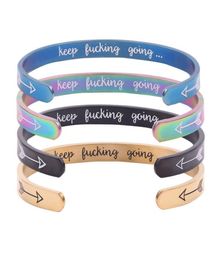 Pulseras inspiradoras de acero de acero inoxidable de flecha personalizada de letra personalizada de 6 colores.