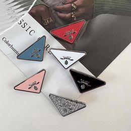 6 kleuren metalen driehoek letter broche vrouwen speciale letters broches suit revers pin voor cadeau feestje