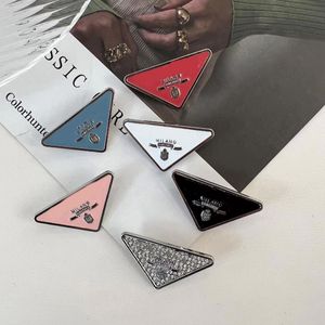 6 couleurs métal Triangle lettre broche femmes lettres spéciales broches costume épinglette pour cadeau fête