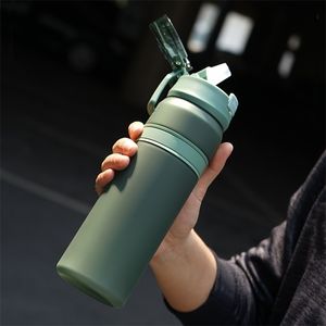 6 kleuren draagbare tritan materiaal waterfles met stro outdoor sport fitness drinkflessen duurzame plastic fles 220418