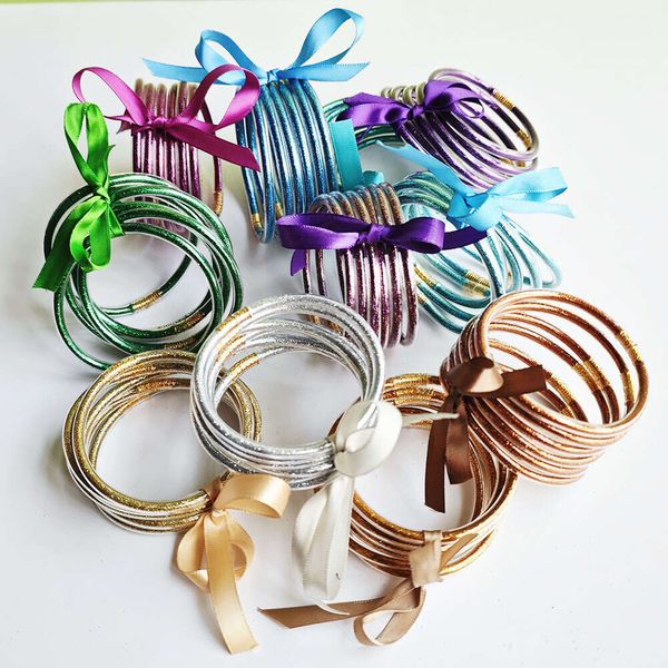 Ensemble de 6 jolis bracelets en poudre d'or pour femme avec tubes en silicone transparent et bracelets en ruban.Jelly Bangle est un article de vente chaude