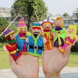 6 pièces / Batch doigt Puppets Baby Education Story Hand Puppet Fantasy Prince Prince Plush Toys Childrens Learning Toys 240517