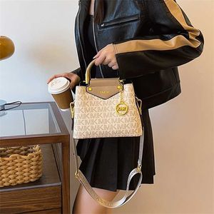 60% OFF Designer Petit groupe portable nouveau sac à bandoulière large à la mode polyvalent pour femmes