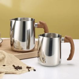 600900 ml Milk Frothing Pitcher met precieze schaal houten handgreep druppelloze tuit roestvrijstalen latte koffiebek coffeeware 240416