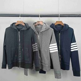 600B Hommes et femmes Pull Créateur de mode Thombrownsweatshirt Droite Quatre Bar Gaufre Sports Loisirs Jeunes Couple Veste à capuche zippée