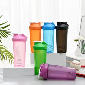 600 ml de protéine portable Powder Shaker Bottle FEAK Proof Water for Gym Fitness Training Training Mélangez tasse avec échelle 240409
