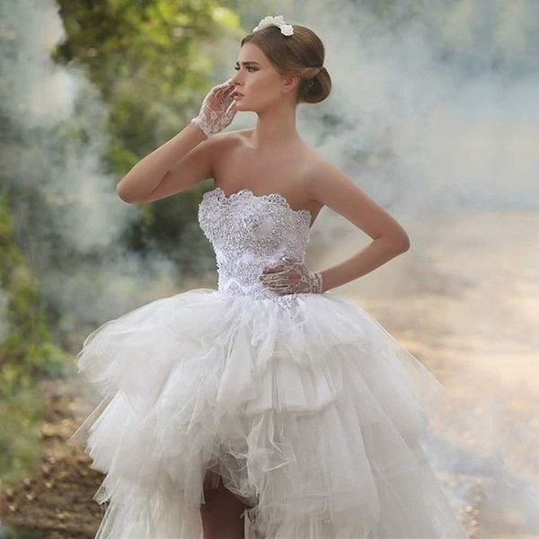 Einzigartige weiße Spitze-Ballkleid-Brautkleider, trägerloses High-Low-Brautkleid, sexy Robe De Mari￩e, Teelänge 2015 – Hochzeitskleider