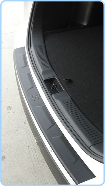 Kostenloser Versand! Hochwertige ABS-Außenfußplatte für die hintere Stoßstange für Suzuki S-Cross, schwarze Farbe