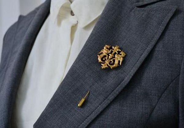 

Унисекс Золотой Дракон Щит Броши Костюм Рубашка Корсаж Лацкан Палку Pin Цепи Брошь