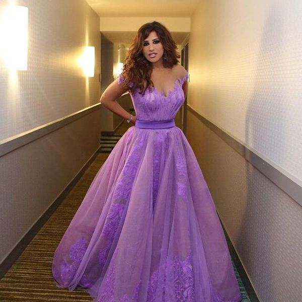 Vintage libanesisches Najwa Karam Promi-Abschlussballkleid, Saudi-Arabien, Dubai, Ballkleid, Flieder, durchsichtiger Hals, Spitze, Libanon, lange Abendparty-Kleider