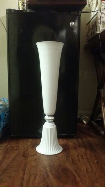 Venda por atacado branco luxo mental vaso elegante com design de flor gravado boca larga