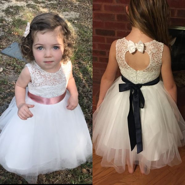 Carino 2018 Toddler Boho Country Lunghezza tè Abiti da ragazza di fiori per matrimoni con fusciacca tagliata sul retro Abito da sposa per bambini Custom Made EN111711