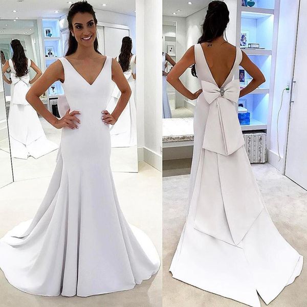 Abito da sposa a sirena semplice ed elegante Abiti da sposa senza schienale senza maniche con scollo a V profondo e abiti da sposa su misura con fiocco grande