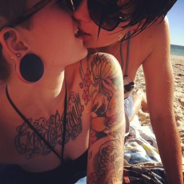 Татуированные лесбиянки ласкают друг друга в душе