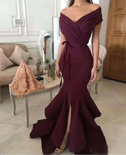 2018 Ombros simples elegante Borgonha Off Mermaid Prom Vestidos Pavimento Length Side Dividir com Ruffles Formal barato Traje a Rigor partido