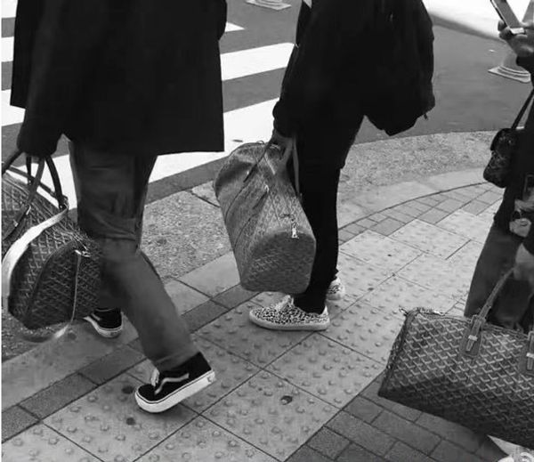 

Men and women travel fashion Genuine Leather duffle designer Big handbags large capacity sports waterproof Duffel bag 48*22*25cm