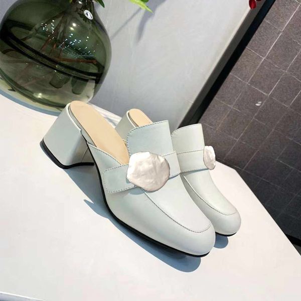 

Дизайнер 2019 Новые товары Аутентичные кожаные сандалии Металлическая пряжка Тапочки люксового бренда Грубый каблук Средний каблук Полутапочки Большой размер 41