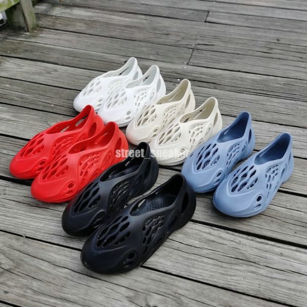 

2020 new foam runner water shoes beach sports slippers sandals hole breathable designer for women men kanye west casual slip on sneakers